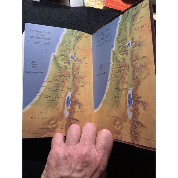 Holy Bible Thomas Nelson 412MR Red Letter New King James Version 1994 (Z1) - Picture 7 of 8